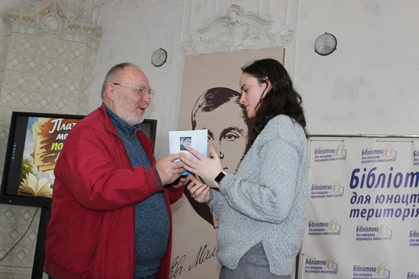 Відкриваючи нові голоси: платформа молодіжних поетичних дебютів